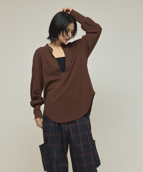 AMERICANA（アメリカーナ）の「Americana/アメリカーナ 別注 リラックスフィット ワッフルキーネックプルオーバー / 長袖（Tシャツ/カットソー・レディース・ブラウン/チャコールグレー・FREE）」の5枚目の写真