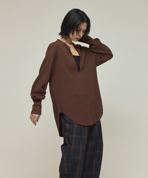 AMERICANA（アメリカーナ）の「Americana/アメリカーナ 別注 リラックスフィット ワッフルキーネックプルオーバー / 長袖（Tシャツ/カットソー・レディース・ブラウン/チャコールグレー・FREE）」の9枚目の写真