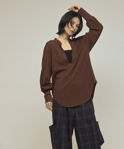 AMERICANA（アメリカーナ）の「Americana/アメリカーナ 別注 リラックスフィット ワッフルキーネックプルオーバー / 長袖（Tシャツ/カットソー・レディース・ブラウン/チャコールグレー・FREE）」の10枚目の写真