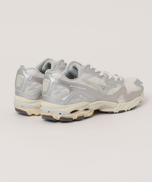 MIZUNO(ミズノ )の「MIZUNO WAVE RIDER 10(スニーカー・メンズ・オフホワイト・27.0cm/26.5cm/26.0cm/25.5cm/25.0cm/24.5cm/24.0cm/28.0cm/27.5cm/23.5cm)」の2枚目の写真