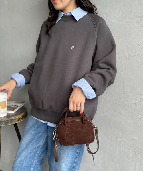 GYMPHLEX（ジムフレックス）の「[GYMPHLEX/ジムフレックス] スイングスリーブ ワンポイントロゴ刺繍クルーネックスウェット（スウェット・レディース・イエロー/ライトグレー/チャコールグレー/ダークグリーン/ブルー/アイボリー・14）」の21枚目の写真