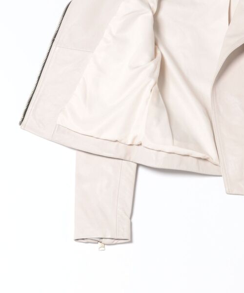 ALLSAINTS(オールセインツ)の「DALBY SLIM FIT LEATHER BIKER JACKET | DALBY スリム フィット レザー バイカー ジャケット(ライダースジャケット・レディース・アイボリー・4/6/8/10/12)」の3枚目の写真