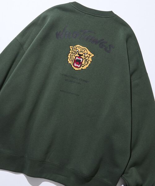 FREAK'S STORE(フリークスストア)の「限定展開 WILD THINGS/ワイルドシングス WILD THINGS×FREAK'S STORE/ワイルドシングス 別注 ビッグシルエット タイガーモチーフ 刺繍ワッペン クルーネックスウェット(スウェット・メンズ・ブラック/アッシュグレー/グリーン/ネイビー・SMALL/MEDIUM/LARGE)」の4枚目の写真