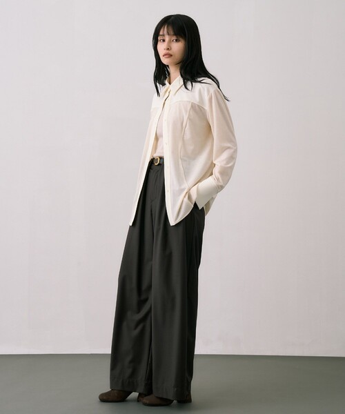 UNITED TOKYO(ユナイテッドトウキョウ)の「クラッシュベロアコンビストレッチシャツ|ウォッシャブル/細見え/秋服/長袖/オフィスカジュアル/オケージョン(シャツ/ブラウス・レディース・アイボリー/ブラック・FREE)」の4枚目の写真
