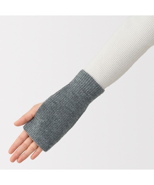無印良品（ムジルシリョウヒン）の「メリノウール　畦編み　ハンドウォーマー（手袋・レディース・グレー/ブラック/ダークベージュ・FREE）」の6枚目の写真