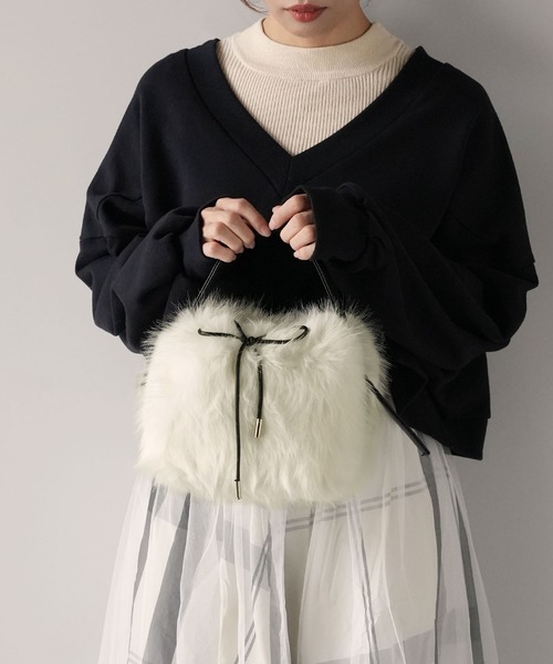 sankyo shokai(サンキョウショウカイ)の「ファーバッグ 巾着 バッグ(ハンドバッグ・レディース・ブラック/ホワイト/ブルーグレー/アニマル/ライトベージュ/モカ・FREE)」の1枚目の写真