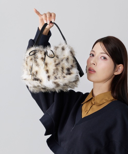 sankyo shokai(サンキョウショウカイ)の「ファーバッグ 巾着 バッグ(ハンドバッグ・レディース・ブラック/ホワイト/ブルーグレー/アニマル/ライトベージュ/モカ・FREE)」の7枚目の写真