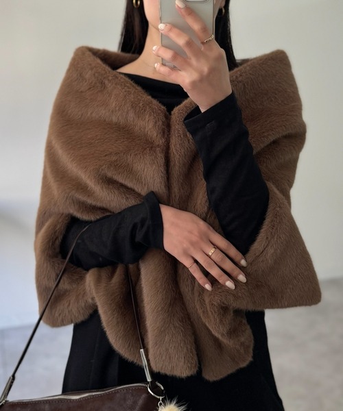 KOBE LETTUCE（コウベレタス）の「ファーケープマント（その他アウター・レディース・アイボリー系/ネイビー/モカ/ブラウン・M）」の2枚目の写真