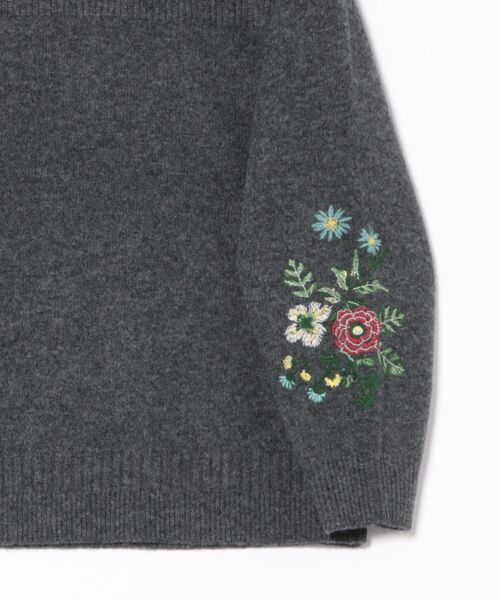 SUPER HAKKA(スーパーハッカ)の「ヒメツバキ刺繍メリノウールニットプルオーバー(ニット/セーター・レディース・ライトブルー/ピンク/チャコール・FREE)」の6枚目の写真