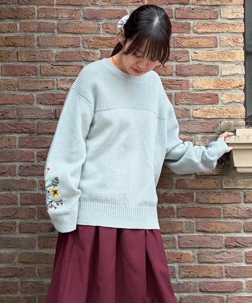 SUPER HAKKA(スーパーハッカ)の「ヒメツバキ刺繍メリノウールニットプルオーバー(ニット/セーター・レディース・ライトブルー/ピンク/チャコール・FREE)」の2枚目の写真
