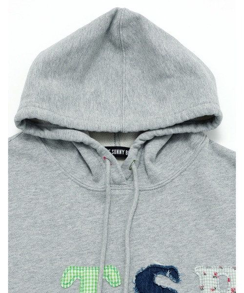 Little sunny bite（リトルサニーバイト）の「【Little Sunny Bite】alphabet hoodie（パーカー・レディース・ブラック/グレー/ホワイト・MEDIUM/SMALL）」の4枚目の写真