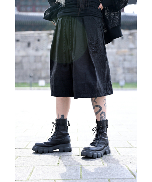 KIRTIMUKHA（キールティムカ）の「ロゴ刺繍ワイドスカートパンツ（その他パンツ・メンズ・その他・FREE）」の8枚目の写真