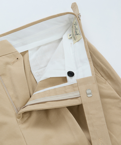 BELLIEF（ベリーフ）の「Cotton adjust Double Pleats relaxed Chino Pants (Khaki)（その他パンツ・メンズ・その他・MEDIUM/LARGE/X-LARGE）」の4枚目の写真
