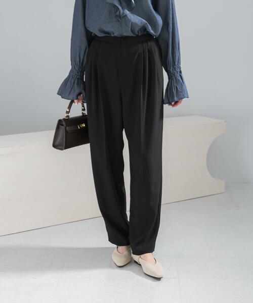 URBAN RESEARCH ROSSO WOMEN（アーバンリサーチ　ロッソ）の「ジョーゼットタックテーパードパンツ（その他パンツ・レディース・オフホワイト/ブラック・36/38）」の2枚目の写真