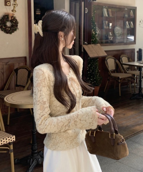 Aelina(エリナ)の「Vネックレース長袖トップス(シャツ/ブラウス・レディース・ベージュ/オフホワイト・FREE)」の10枚目の写真