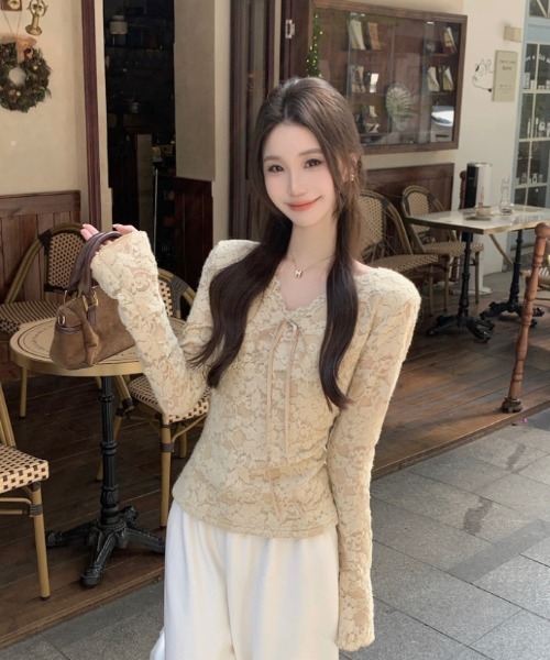 Aelina(エリナ)の「Vネックレース長袖トップス(シャツ/ブラウス・レディース・ベージュ/オフホワイト・FREE)」の11枚目の写真