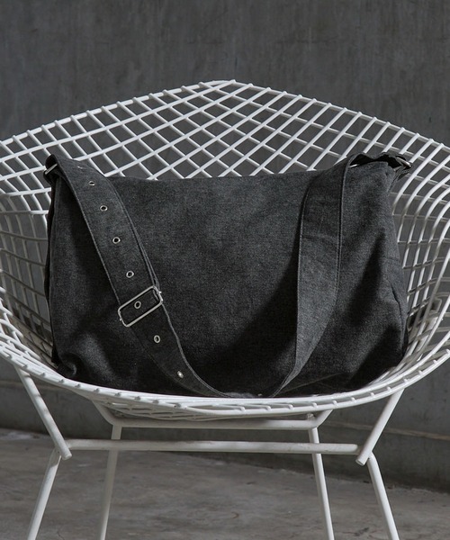 SERACE(セラス)の「【SERACE】Loose big boston shoulder bag / ルーズビッグボストンショルダーバッグ(ショルダーバッグ・メンズ・ブラック系/ブラック・FREE)」の2枚目の写真