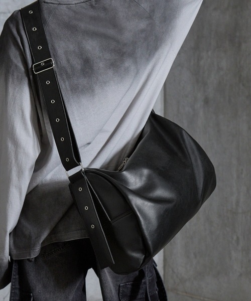 SERACE(セラス)の「【SERACE】Loose big boston shoulder bag / ルーズビッグボストンショルダーバッグ(ショルダーバッグ・メンズ・ブラック系/ブラック・FREE)」の1枚目の写真