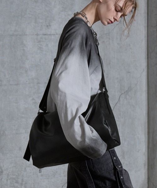 SERACE(セラス)の「【SERACE】Loose big boston shoulder bag / ルーズビッグボストンショルダーバッグ(ショルダーバッグ・メンズ・ブラック系/ブラック・FREE)」の6枚目の写真