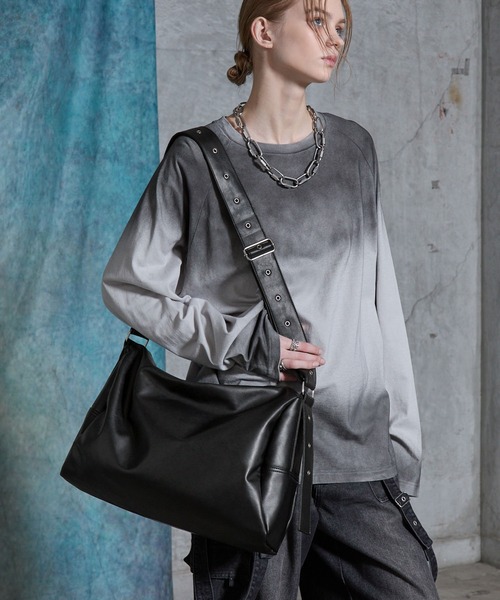 SERACE(セラス)の「【SERACE】Loose big boston shoulder bag / ルーズビッグボストンショルダーバッグ(ショルダーバッグ・メンズ・ブラック系/ブラック・FREE)」の8枚目の写真