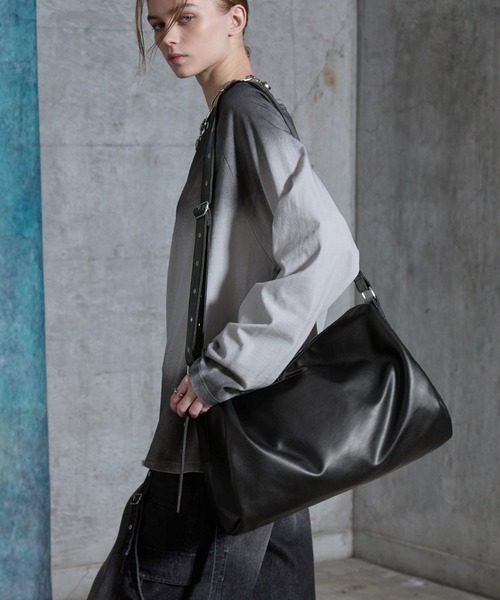 SERACE(セラス)の「【SERACE】Loose big boston shoulder bag / ルーズビッグボストンショルダーバッグ(ショルダーバッグ・メンズ・ブラック系/ブラック・FREE)」の9枚目の写真