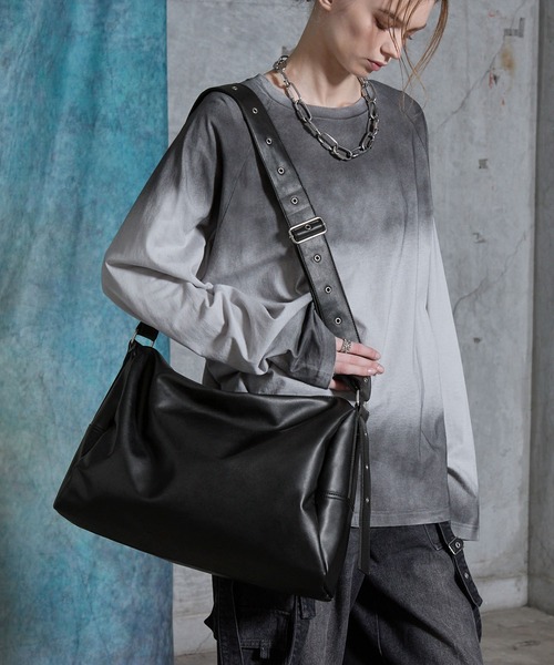 SERACE(セラス)の「【SERACE】Loose big boston shoulder bag / ルーズビッグボストンショルダーバッグ(ショルダーバッグ・メンズ・ブラック系/ブラック・FREE)」の11枚目の写真