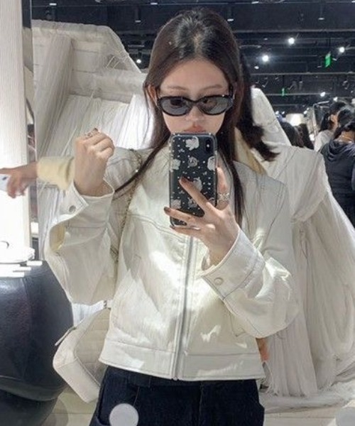 ViViDAY(ビビデー)の「ジップアップジャケット(ブルゾン・レディース・ブラック/ホワイト・M)」の19枚目の写真