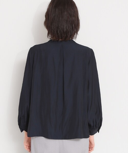 THE SHOP TK (ザ ショップ ティーケー )の「【通勤にもセレモニーにも】ヴィンテージサテンギャザーブラウス(シャツ/ブラウス・レディース・ベビーピンク/ネイビー/オフホワイト・12/13)」の10枚目の写真