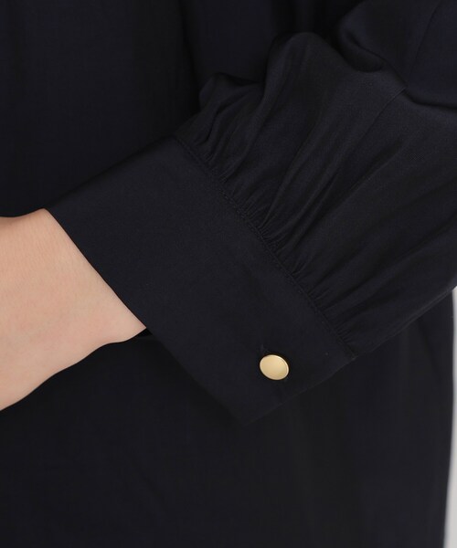 THE SHOP TK (ザ ショップ ティーケー )の「【通勤にもセレモニーにも】ヴィンテージサテンギャザーブラウス(シャツ/ブラウス・レディース・ベビーピンク/ネイビー/オフホワイト・12/13)」の14枚目の写真