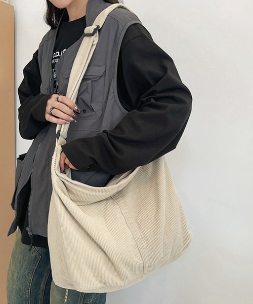 WESTBOY(ウエストボーイ)の「ユニセックス 大容量 コーデュロイ メッセンジャー ショルダーバッグ WO26S4BG05(ショルダーバッグ・メンズ・ホワイト/ブラック・FREE)」の2枚目の写真