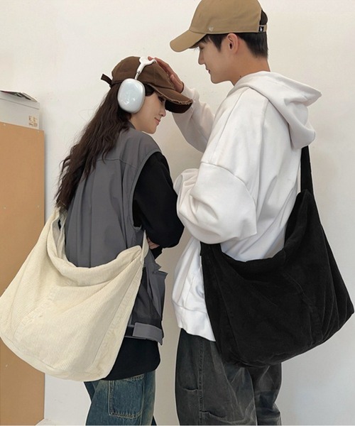WESTBOY(ウエストボーイ)の「ユニセックス 大容量 コーデュロイ メッセンジャー ショルダーバッグ WO26S4BG05(ショルダーバッグ・メンズ・ホワイト/ブラック・FREE)」の3枚目の写真