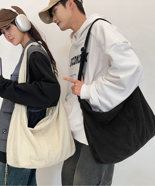 WESTBOY(ウエストボーイ)の「ユニセックス 大容量 コーデュロイ メッセンジャー ショルダーバッグ WO26S4BG05(ショルダーバッグ・メンズ・ホワイト/ブラック・FREE)」の4枚目の写真