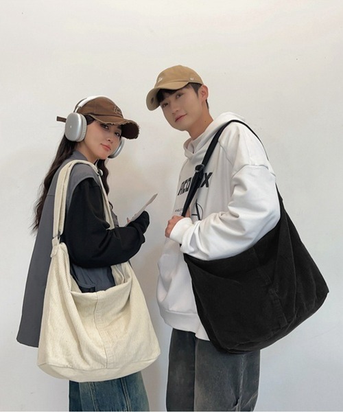 WESTBOY(ウエストボーイ)の「ユニセックス 大容量 コーデュロイ メッセンジャー ショルダーバッグ WO26S4BG05(ショルダーバッグ・メンズ・ホワイト/ブラック・FREE)」の6枚目の写真