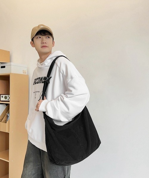WESTBOY(ウエストボーイ)の「ユニセックス 大容量 コーデュロイ メッセンジャー ショルダーバッグ WO26S4BG05(ショルダーバッグ・メンズ・ホワイト/ブラック・FREE)」の11枚目の写真