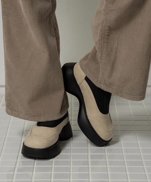 lawgy(ラウジー)の「round shape platform sneaker / ラウンドシェイププラットフォームスニーカー(スニーカー・レディース・ブラック/ライトベージュ・SMALL/MEDIUM/LARGE)」の1枚目の写真