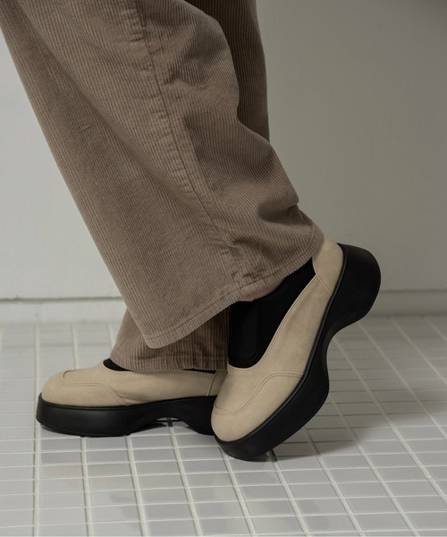 lawgy(ラウジー)の「round shape platform sneaker / ラウンドシェイププラットフォームスニーカー(スニーカー・レディース・ブラック/ライトベージュ・SMALL/MEDIUM/LARGE)」の4枚目の写真