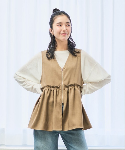 Right-on(ライトオン)の「【HONEYSUCKLE ROSE】ペプラムジップジレ (ウエストマーク / ノースリーブ / オフィスカジュアル)(シャツ/ブラウス・レディース・ライトベージュ/ダークグレー/キャメル・S/M/L)」の3枚目の写真