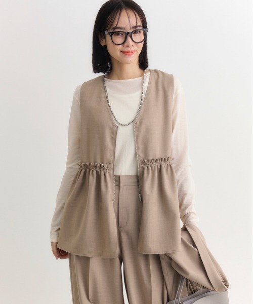 Right-on(ライトオン)の「【HONEYSUCKLE ROSE】ペプラムジップジレ (ウエストマーク / ノースリーブ / オフィスカジュアル)(シャツ/ブラウス・レディース・ライトベージュ/ダークグレー/キャメル・S/M/L)」の1枚目の写真