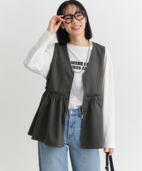 Right-on(ライトオン)の「【HONEYSUCKLE ROSE】ペプラムジップジレ (ウエストマーク / ノースリーブ / オフィスカジュアル)(シャツ/ブラウス・レディース・ライトベージュ/ダークグレー/キャメル・S/M/L)」の2枚目の写真