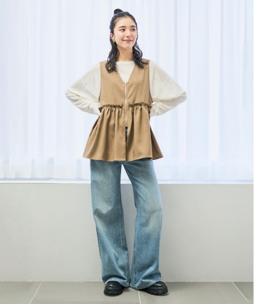 Right-on(ライトオン)の「【HONEYSUCKLE ROSE】ペプラムジップジレ (ウエストマーク / ノースリーブ / オフィスカジュアル)(シャツ/ブラウス・レディース・ライトベージュ/ダークグレー/キャメル・S/M/L)」の15枚目の写真