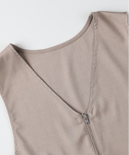 Right-on(ライトオン)の「【HONEYSUCKLE ROSE】ペプラムジップジレ (ウエストマーク / ノースリーブ / オフィスカジュアル)(シャツ/ブラウス・レディース・ライトベージュ/ダークグレー/キャメル・S/M/L)」の18枚目の写真