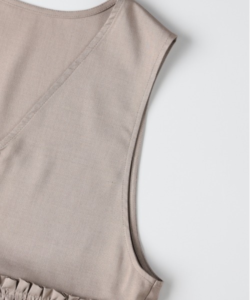 Right-on(ライトオン)の「【HONEYSUCKLE ROSE】ペプラムジップジレ (ウエストマーク / ノースリーブ / オフィスカジュアル)(シャツ/ブラウス・レディース・ライトベージュ/ダークグレー/キャメル・S/M/L)」の19枚目の写真