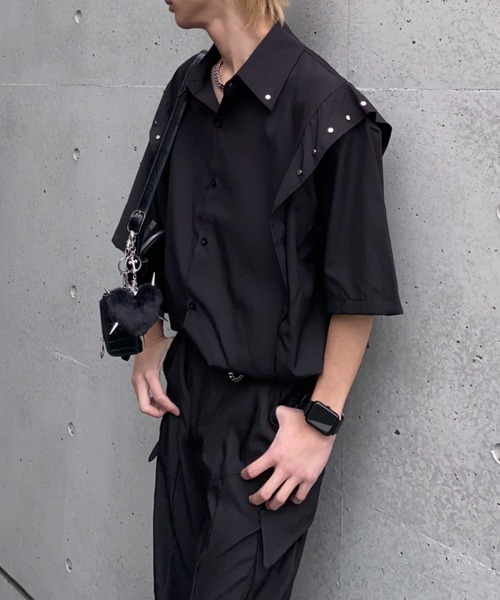 lilful(リルフル)の「【26年春夏新作】スタッズショルダー切替ハーフスリーブシャツ(シャツ/ブラウス・メンズ・ブラック/ホワイト・M/L)」の4枚目の写真