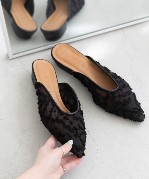 menue（メヌエ）の「Uカット フラット チュール ミュール（サンダル・レディース・アイボリー/ブラック/ブラック系・SS/S/M/L/LL/3L）」の3枚目の写真