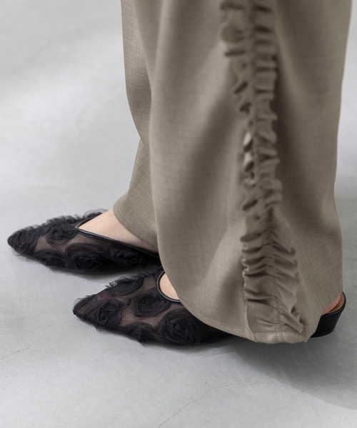 menue（メヌエ）の「Uカット フラット チュール ミュール（サンダル・レディース・アイボリー/ブラック/ブラック系・SS/S/M/L/LL/3L）」の4枚目の写真