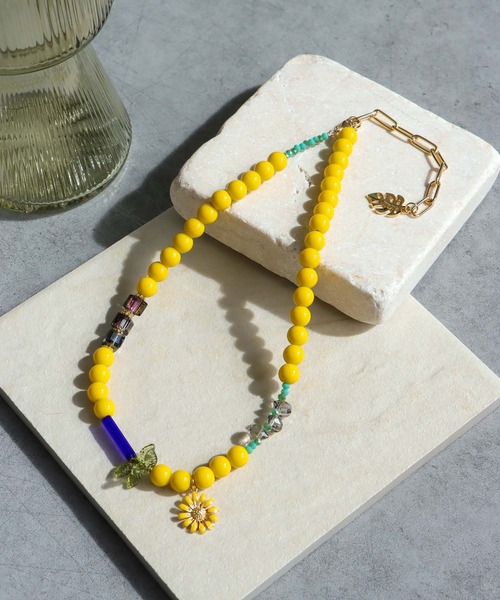 Three Four Time（ｽﾘｰﾌｫｰﾀｲﾑ）の「フラワーチャームカラーネックレス（ネックレス・レディース・グリーン/ブラック/イエロー・FREE）」の3枚目の写真