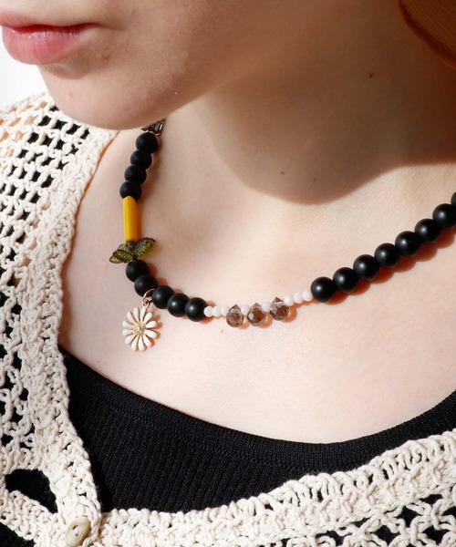 Three Four Time（ｽﾘｰﾌｫｰﾀｲﾑ）の「フラワーチャームカラーネックレス（ネックレス・レディース・グリーン/ブラック/イエロー・FREE）」の4枚目の写真