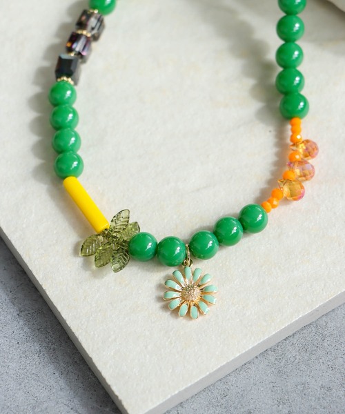 Three Four Time（ｽﾘｰﾌｫｰﾀｲﾑ）の「フラワーチャームカラーネックレス（ネックレス・レディース・グリーン/ブラック/イエロー・FREE）」の17枚目の写真