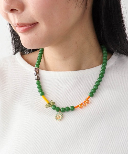 Three Four Time（ｽﾘｰﾌｫｰﾀｲﾑ）の「フラワーチャームカラーネックレス（ネックレス・レディース・グリーン/ブラック/イエロー・FREE）」の7枚目の写真