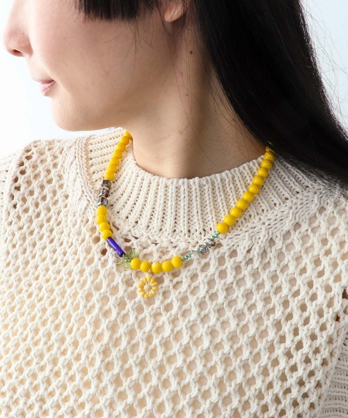 Three Four Time（ｽﾘｰﾌｫｰﾀｲﾑ）の「フラワーチャームカラーネックレス（ネックレス・レディース・グリーン/ブラック/イエロー・FREE）」の11枚目の写真